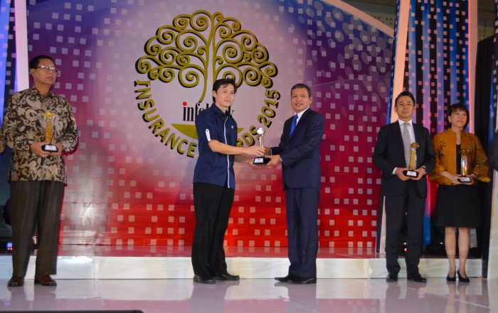 Adrianto, SVP Asuransi Astra menerima langsung penghargaan Infobank Award 2015