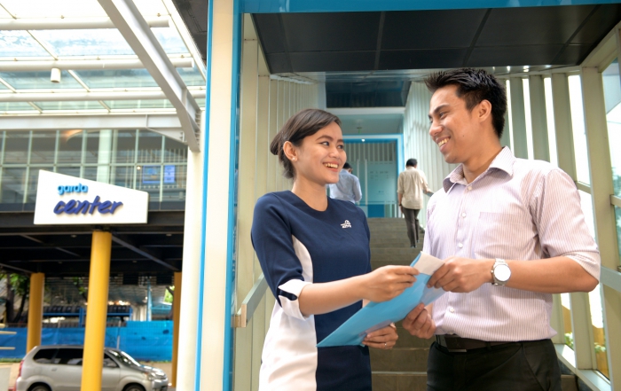 CSO Garda Center memberikan polis Asuransi Mobil Garda Oto kepada customer