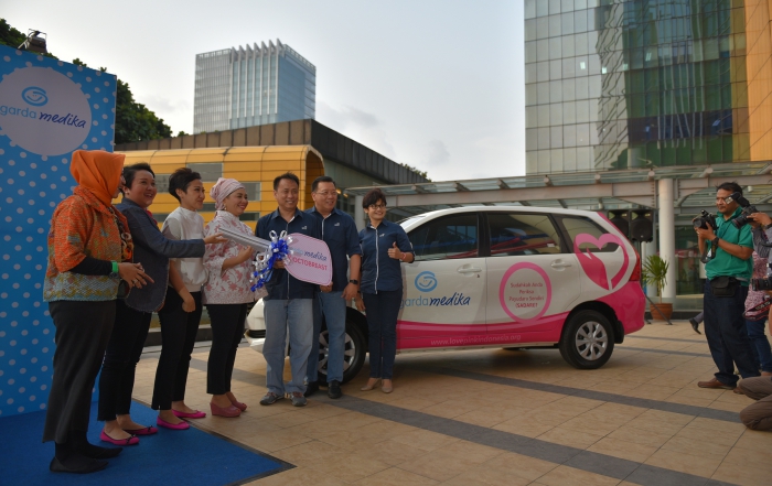 Garda Medika, produk asuransi kesehatan dari Asuransi Astra, menyerahkan bantuan berupa satu unit mobil operasional kepada Yayasan Daya Dara Indonesia atau yang lebih dikenal dengan nama Lovepink.
