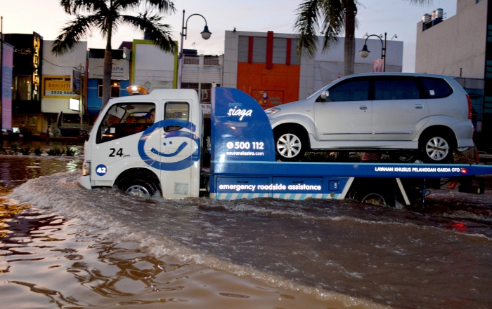 Garda Siaga Mengevakuasi Mobil Pelanggan Garda Oto