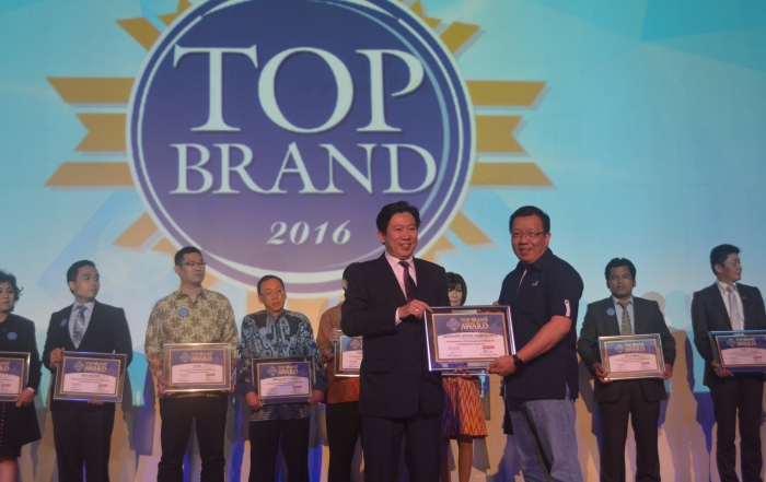 Gunawan Salim, Chief Marketing Officer Retail & Helath Business Asuransi Astra (kanan) berfoto saat menerima penghargaan Top Brand untuk Garda Oto