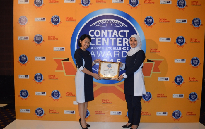 Mustika Wulandari kanan menerima penghargaan Contact Center Service Excellence Award 2015