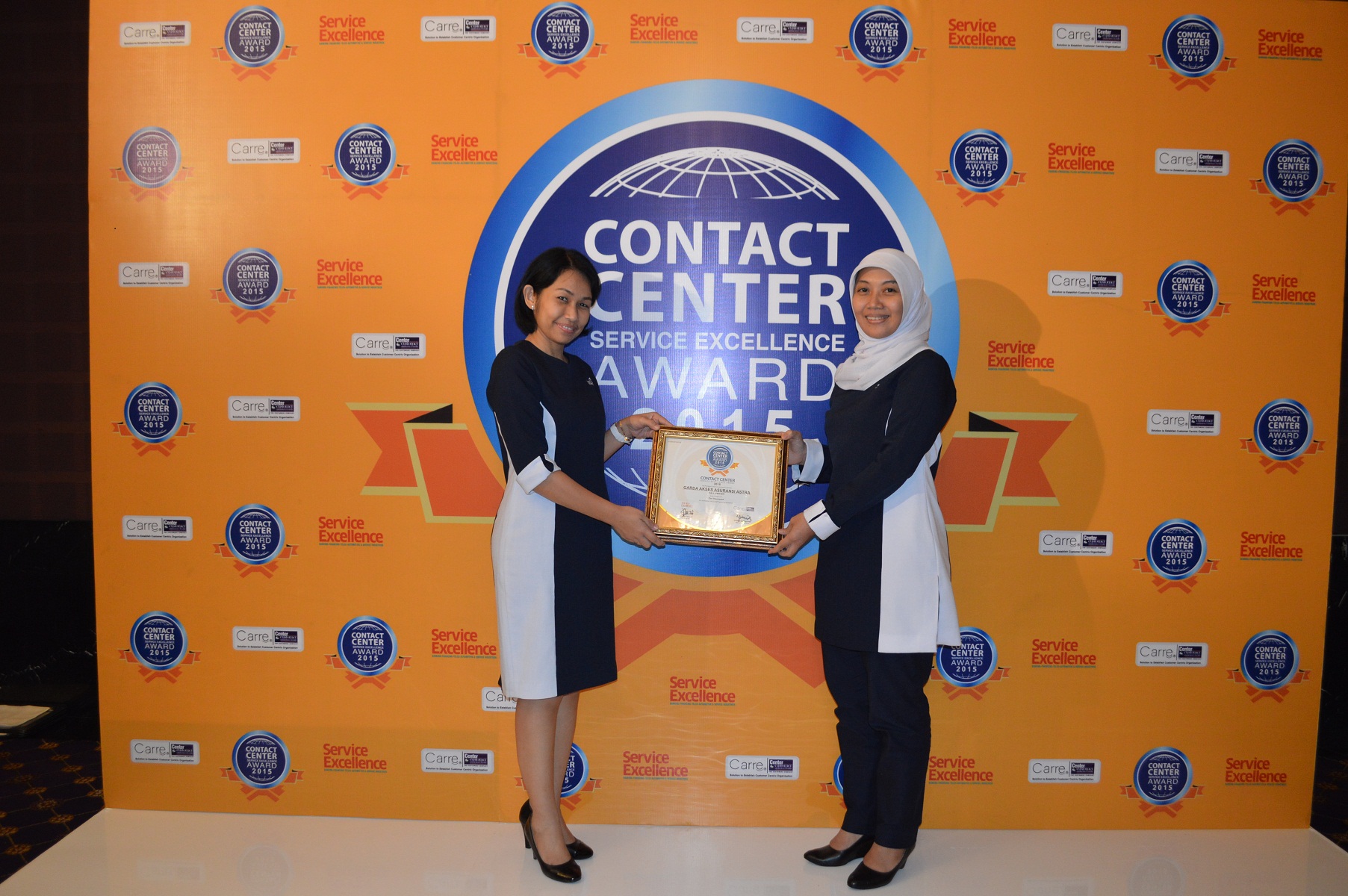 Mustika Wulandari kanan menerima penghargaan Contact Center Service Excellence Award 2015