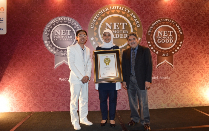 Mustika Wulandari tengah saat menerima Net Promoter Customer Loyalty Award 2014