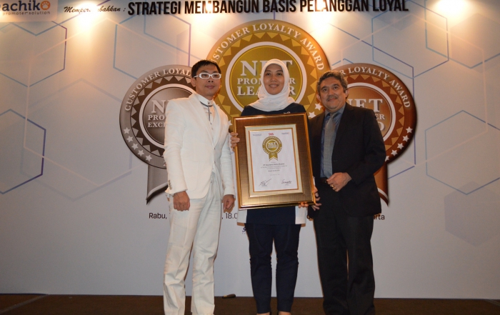 VP Service Management Asuransi Astra, Mustika Wulandari (tengah) saat menerima penghargaan Net Promoter Loyalty Award dari Majalah SWA