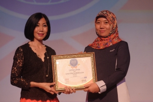 Mustika Wulandari, Vice President Service Management Asuransi Astra saat menerima CSSE Award 2016