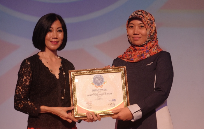 Mustika Wulandari, Vice President Service Management Asuransi Astra saat menerima CSSE Award 2016