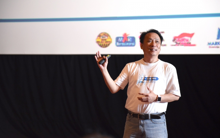 Santosa, CEO Asuransi Astra memberikan seminar dengan tema Branding Through Innovation kepada ratusan mahasiswa peserta Z-IDEAS