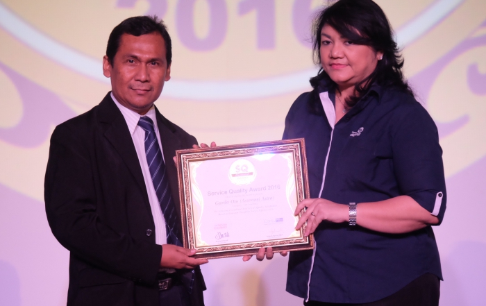 Chief Corporate Service Officer Asuransi Astra, Ida R. M. Sigalingging menerima penghargaan Service Quality 2016 di Jakarta