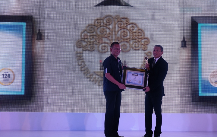 Leonard W. S. Siregar (Chief Financial Asuransi Astra) secara langsung menerima penghargaan Golden Trophy dalam acara Infobank Insurance Awards 2016