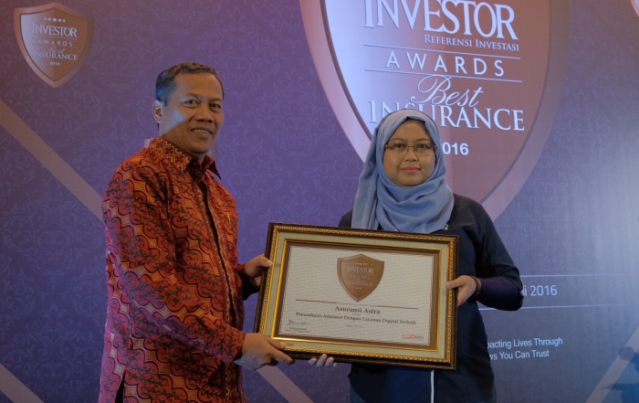 SVP Digital Channel Asuransi Astra, Lusi Liesdiani menerima penghargaan dari Investor Best Insurance Awards