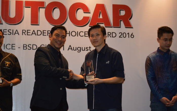 Adrianto, SVP Business Management Asuransi Astra saat menerima Autocar Indonesia Reader's Choice Award