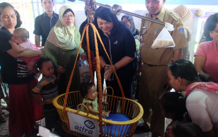 Ida R. M. Sigalingging (Chief Corporate Service Officer Asuransi Astra) didampingi Tomy Fudihartono (Camat Cilandak) saat melakukan penimbangan