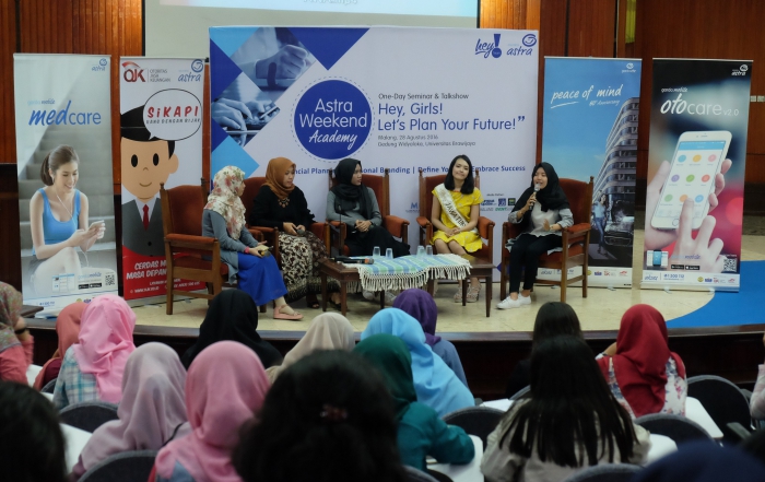 Suasan talkshow dalam acara Astra Weekend Academy