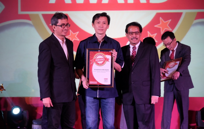 Adrianto, SVP Business Management Asuransi Astra saat menerima Marketing Award 2016