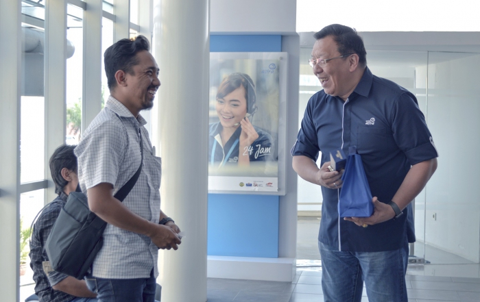 Chief Marketing Officer - Retail Business Asuransi Astra, Gunawan Salim memberikan layanan langsung pada pelanggan di kantor cabang TB Simatupang Jakarta