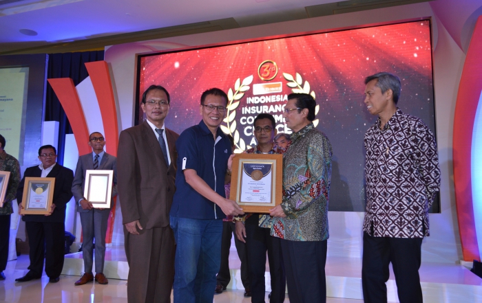 Leonard W. S. Siregar menerima Indonesia Insurance Consumer Choice Award dari Fadel Muhammad
