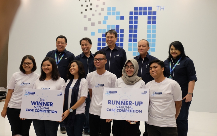 Para Pemenang Kompetisi Z-IDEAS berfoto bersama jajaran manajemen Asuransi Astra