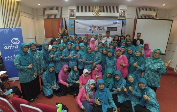 Foto bersama peserta dan manajemen Asuransi Astra serta Kepala Kecamatan Coblong Bandung