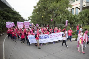 Karyawan Asuransi Astra mengikuti parade Jakarta Goes Pink