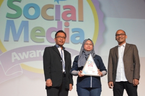 Lusi Liesdiani, SVP Digital Channel Asuransi Astra (tengah) saat menerima penghargaan Social Media Award kategori Asuransi Mobil