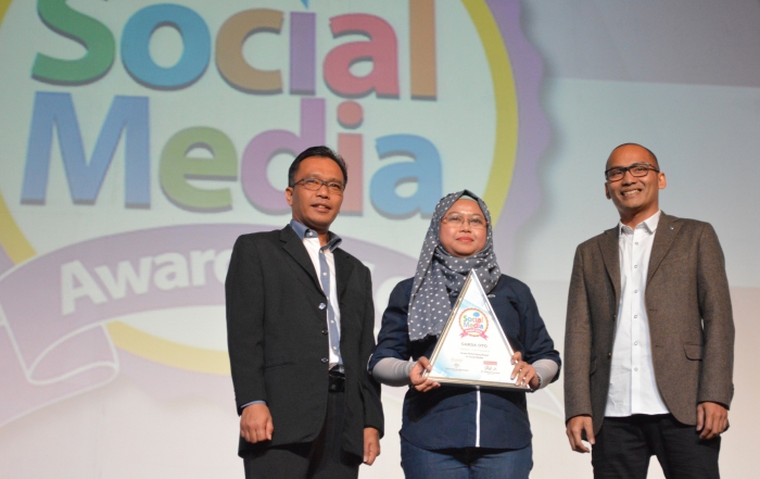 Lusi Liesdiani, SVP Digital Channel Asuransi Astra (tengah) saat menerima penghargaan Social Media Award kategori Asuransi Mobil