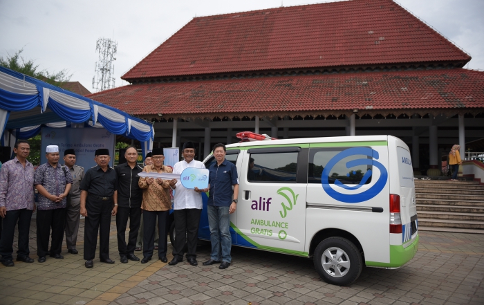 Manajemen Asuransi Astra, ALIF, dan Pengurus DKM Masjid Agung Banten berfoto bersama dengan unit ambulans Asuransi Astra Syariah