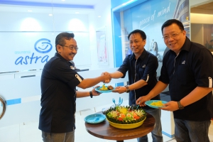 CEO Asuransi Astra, Santosa (tengah) dan CMO Asuransi Astra, Gunawan Salim (kanan) meresmikan Garda Center ke-19 di Batam, 15 September lalu