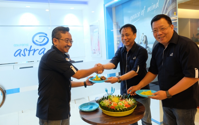 CEO Asuransi Astra, Santosa (tengah) dan CMO Asuransi Astra, Gunawan Salim (kanan) meresmikan Garda Center ke-19 di Batam, 15 September lalu