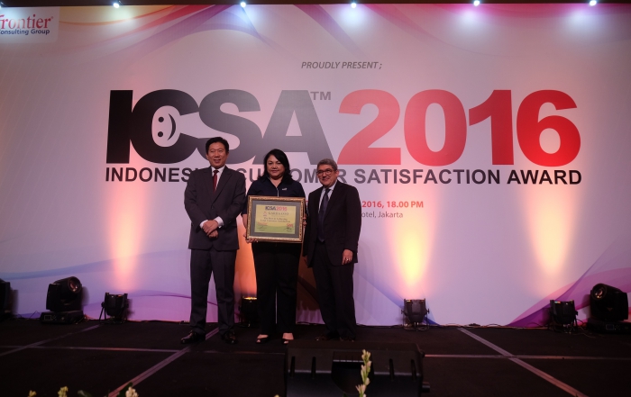 Chief Corporate Services Officer Asuransi Astra, Ida RM Sigalingging (tengah) mewakili Garda Oto untuk menerima ICSA 2016