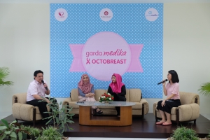 Dokter onkologi rumah sakit terkait dan survivor kanker payudara dari Lovepink menjadi narasumber seminar