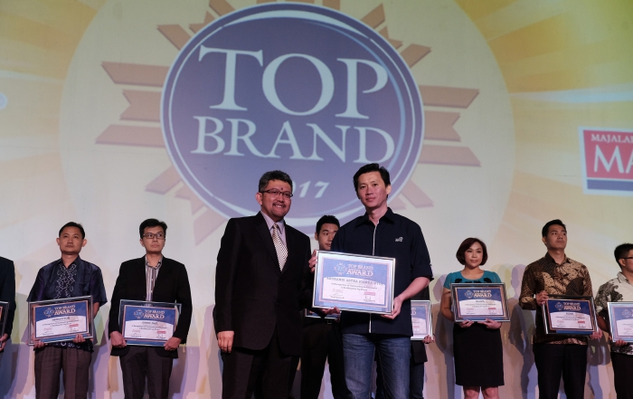 Adrianto, SVP Business Management Asuransi Astra (kanan) mewakili Asuransi Astra menerima penghargaan Top Brand 2017