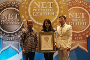 Fransisca Mulia, VP Service Management Asuransi Astra (tengah) berkesempatan menerima Net Promoter Award 2017 dari Majalah SWA