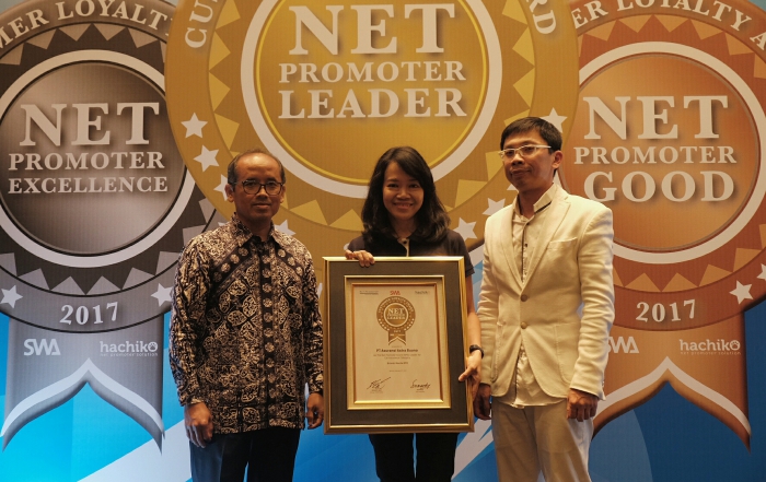 Fransisca Mulia, VP Service Management Asuransi Astra (tengah) berkesempatan menerima Net Promoter Award 2017 dari Majalah SWA