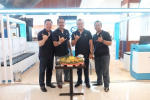 Chief Marketing Officer Retail Business Asuransi Astra - Gunawan Salim (kiri) beserta manajemen Asuransi Astra pada saat pembukaan Garda Center Pontianak