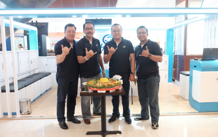 Chief Marketing Officer Retail Business Asuransi Astra - Gunawan Salim (kiri) beserta manajemen Asuransi Astra pada saat pembukaan Garda Center Pontianak