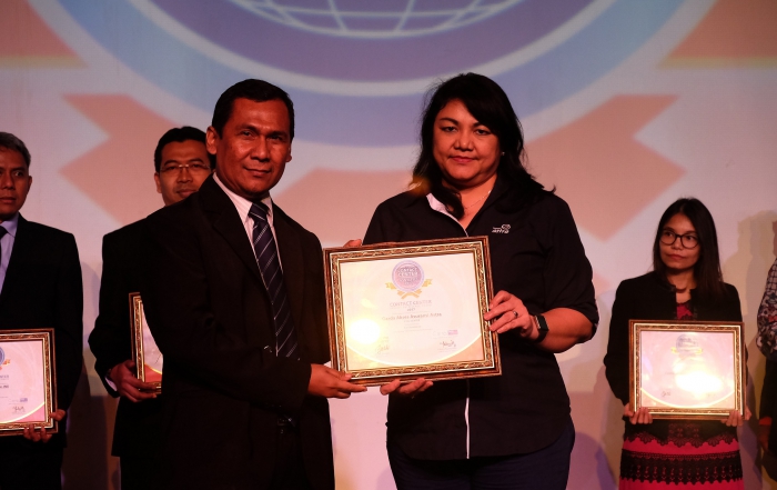 Chief Corporate Services Officer Asuransi Astra, Ida R. M. Sigalingging (kanan) menerima CCSE Award 2017