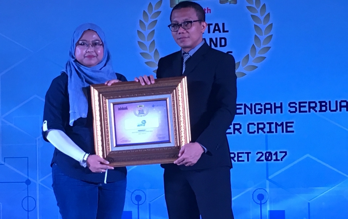 Lusi Liesdiani (SVP Digital Channel Asuransi Astra) secara menerima Infobank Digital Brand Award 2017