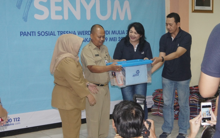 Simbolisasi Penyerahan Paket Bantuan di Panti Sosial Tresna Werdha Budi Mulia 3