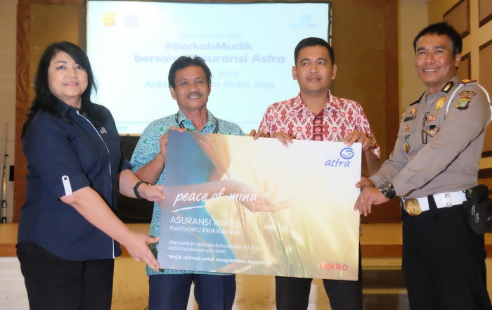 Sombolisasi Penyerahan Asuransi Mikro di program #BerkahMudik