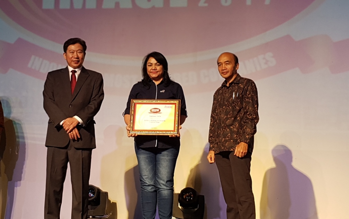 da R. M. Sigalingging menerima penghargaan Corporate Image Award 2017