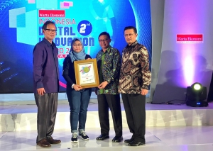 Lusi Liesdiani selaku SVP Digital Channel Asuransi Astra (kedua dari kiri) menerima penghargaan Digital Innovation Award 2017