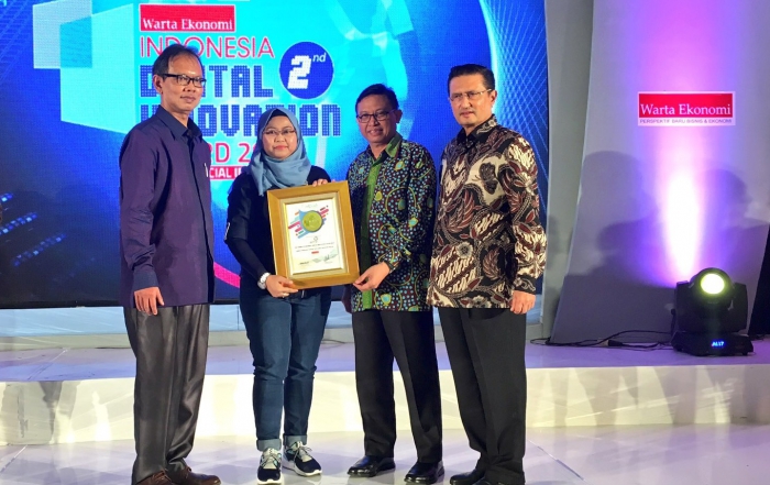 Lusi Liesdiani selaku SVP Digital Channel Asuransi Astra (kedua dari kiri) menerima penghargaan Digital Innovation Award 2017