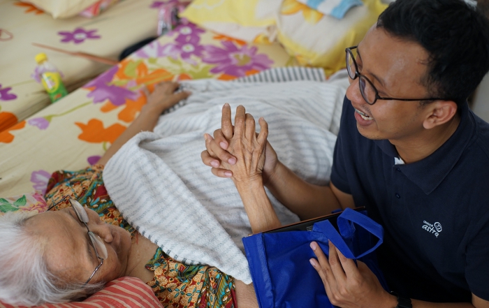 Silaturahmi tim Asuransi Astra lewat kegiatan #BerkahSenyum membawa kebahagiaan tersendiri bagi para manula