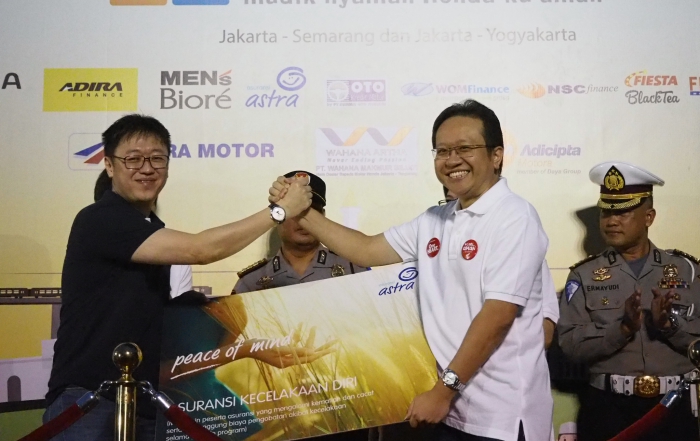 Penyerahan 3.000 unit perlindungan Asuransi Personal Accident untuk peserta mudik bareng Honda secara simbolis dari CEO Asuransi Astra, Rudy Chen (kiri) kepada Direktur Astra Honda Motor, Thomas Wijaya (kanan)