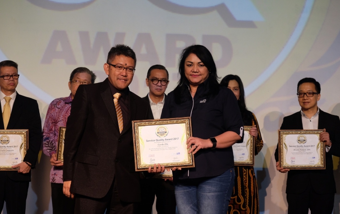 Ida R. M. Sigalinging, Chief Corporate Services Officer Asuransi Astra menerima Service Quality Award 2017