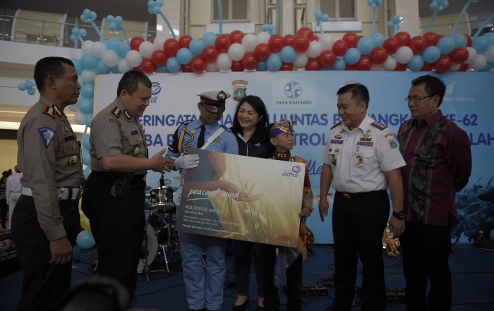 Pemberian Asuransi Mikro dari Asuransi Astra kepada peserta lomba untuk para orang tua mereka