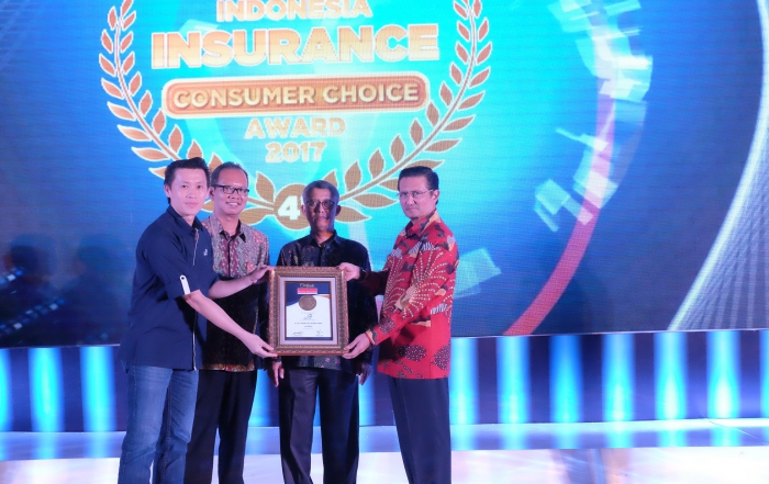 Adrianto, SVP Business Management Asuransi Astra (kiri) menerima penghargaan Indonesia Insurance Consumer Choice Award 2017