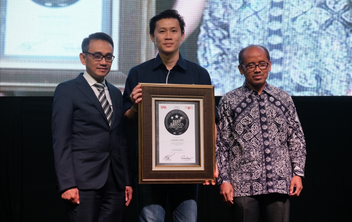 Adrianto, SVP Business Management Asuransi Astra (tengah) saat menerima penghargaan dalam ajang IBBA 2017