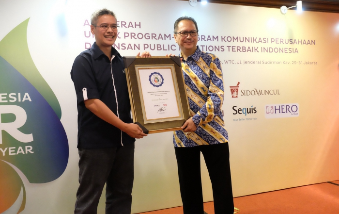 L. Iwan Pranoto (Head of Communication & Event Asuransi Astra) saat menerima penghargaan sebagai PR Manager of The Year dari Majalah MIX